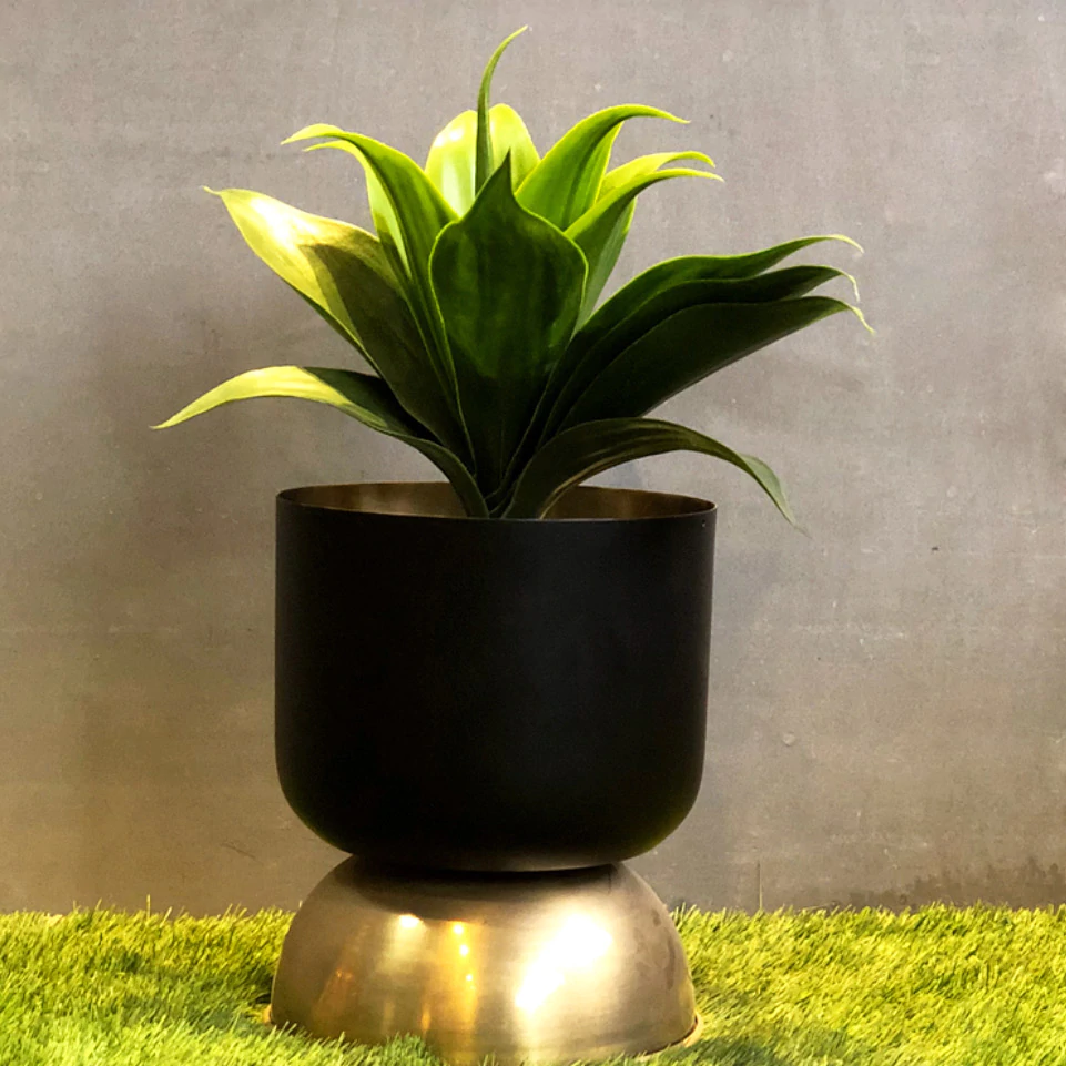 Ruhe Small Indoor Planter